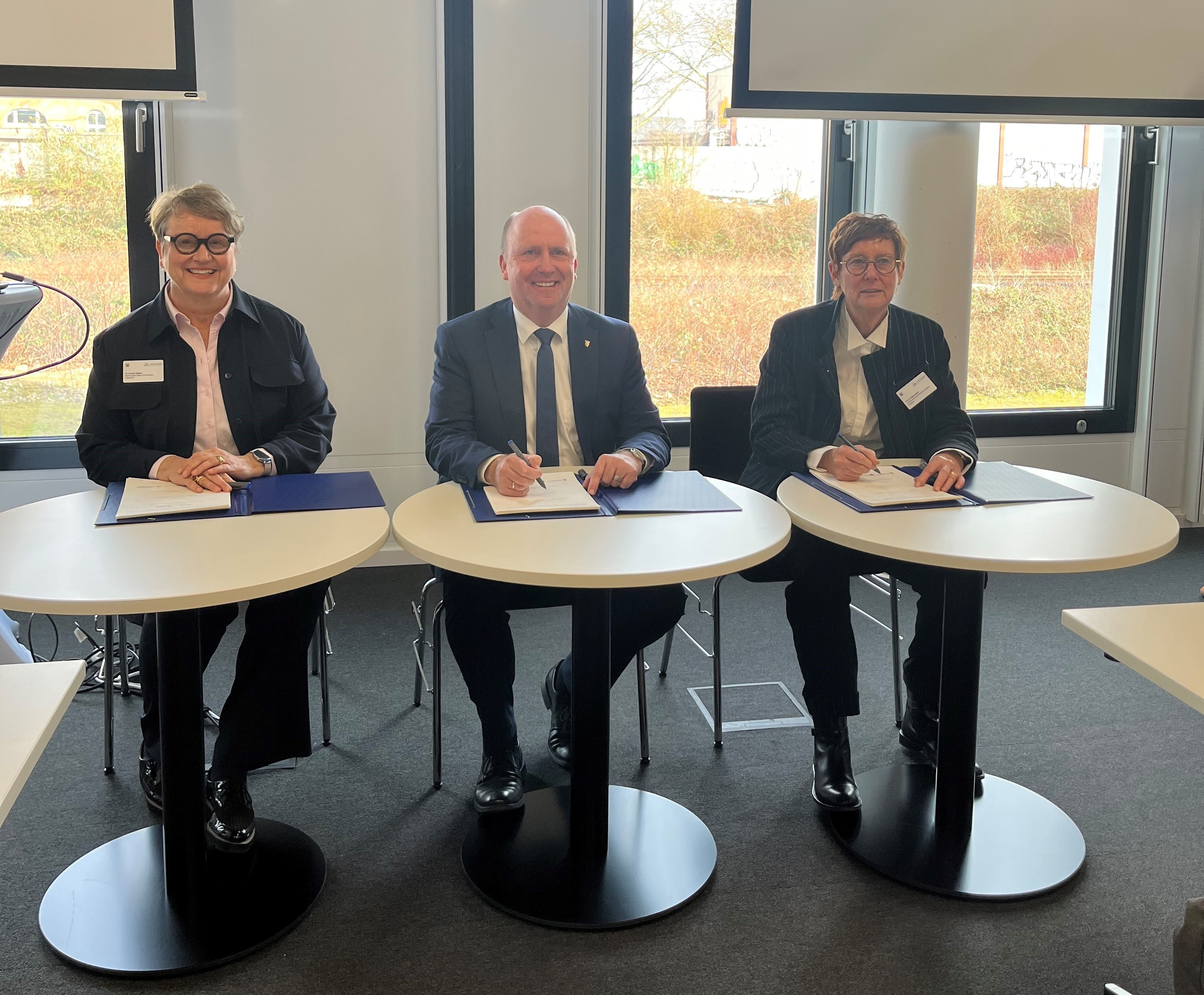 Pressemitteilung KI Kooperationsprojekt: Fr. Dr. Cornelia Ruppert, Hr. Uwe Becker, Fr. Prof. Dr. Brigitte Mandt (v.l.)