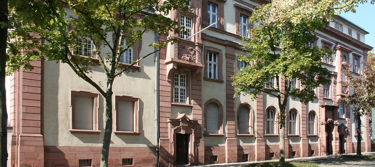 Gebäudevorderansicht des Rechnungshofs Karlsruhe