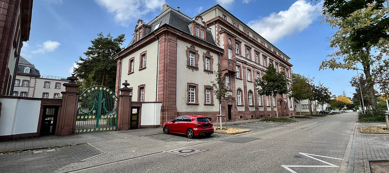 Gebäudevorderansicht des Rechnungshofs Karlsruhe