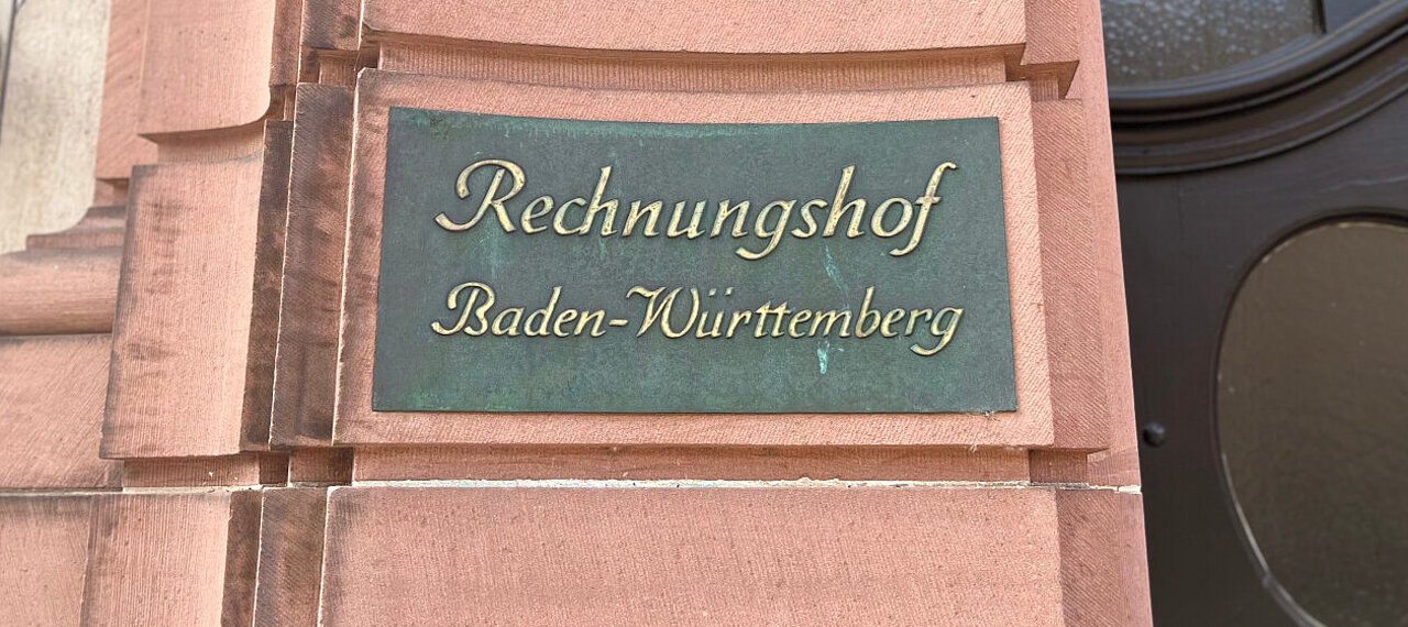Eingangsschild "Rechnungshof Baden-Württemberg"