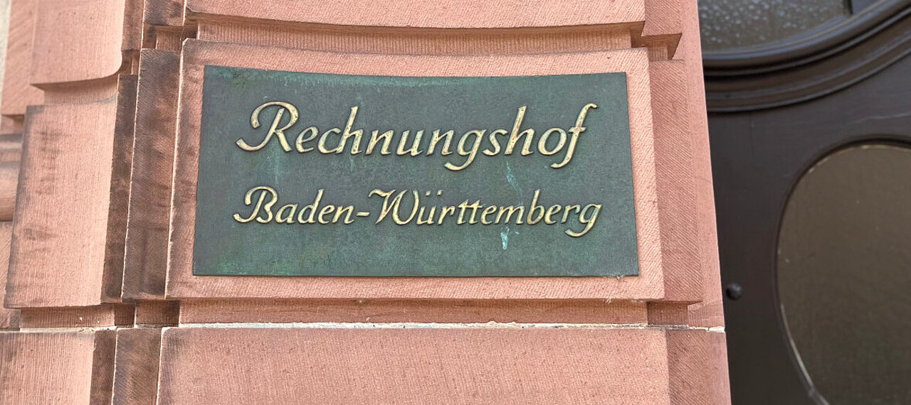 Eingangsschild "Rechnungshof Baden-Württemberg"